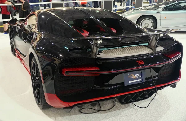 Philadelphia, Pennsylvania, Stati Uniti - 9 febbraio 2020 - La vista posteriore della supercar Bugatti Chiron nera e rossa — Foto Stock