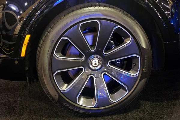 Filadelfia, Pensilvania, Estados Unidos - 9 de febrero de 2020 - La rueda de aleación del Bentley Bentayga SUV negro 2020 —  Fotos de Stock