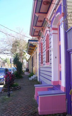 New Orleans, Louisiana, ABD - 8 Şubat 2020 Burgundy Caddesi 'nde renkli boyanmış bir ev