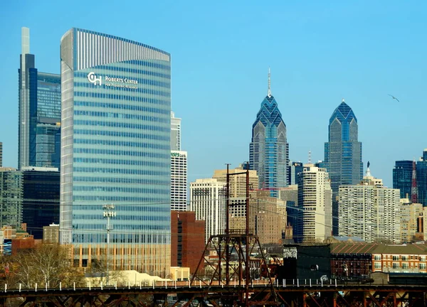 Philadelphie, Pennsylvanie, États-Unis - 9 février 2020 - La vue sur la ville et les bâtiments près du centre-ville pendant la journée — Photo