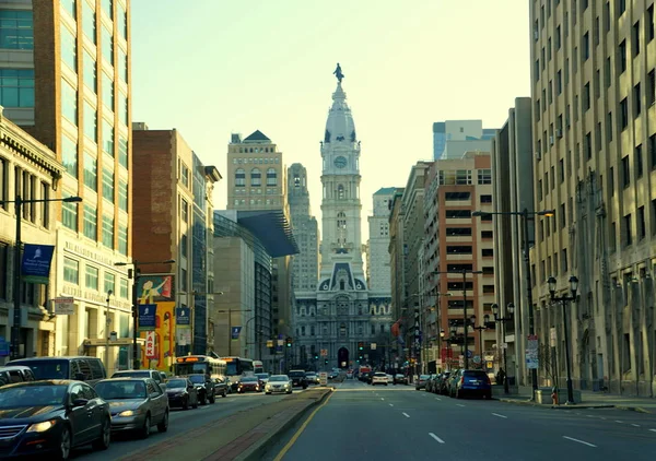 Philadelphie, Pennsylvanie, États-Unis - Le 9 février 2020 - La vue sur l'hôtel de ville, la circulation et les bâtiments près du centre-ville pendant la journée — Photo