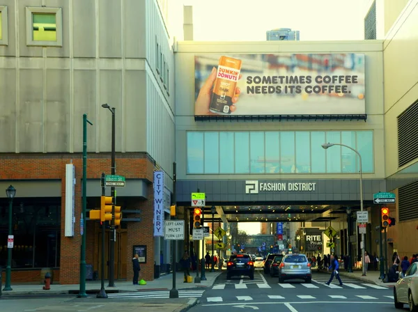 Філадельфія (штат Пенсільванія, США) - 10 лютого 2020 р. - Погляд на вулицю біля району моди протягом дня. — стокове фото