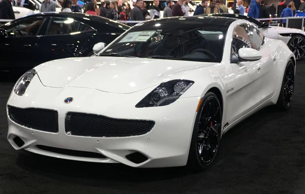 Philadelphia, Pennsylvania, Stati Uniti - 9 febbraio 2020 - Il colore bianco del 2020 Karma Revero ha esteso la gamma di veicoli elettrici — Foto Stock