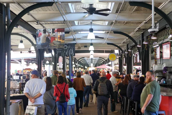 Nueva Orleans, Luisiana, Estados Unidos - 7 de febrero de 2020 - La vista de las multitudes de tiendas dentro del mercado francés — Foto de Stock