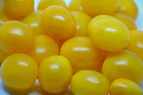 Крупный план груды желтых помидоров черри — стоковое фото