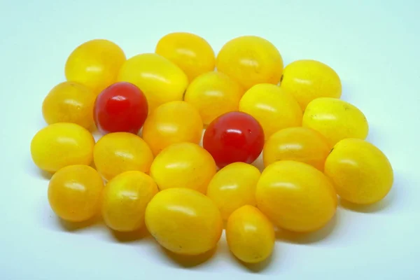 Close up dos tomates cereja vermelho e amarelo — Fotografia de Stock