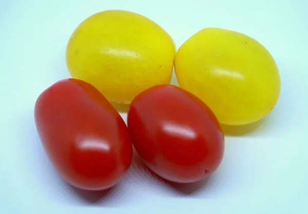 Close up of the red and yellow cherry tomatoes — Stok fotoğraf