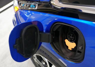 Philadelphia, Pennsylvania, ABD - 9 Şubat 2020 - 2020 Chevy Bolt şarj limanı hepsi mavi renkli elektrikli araç