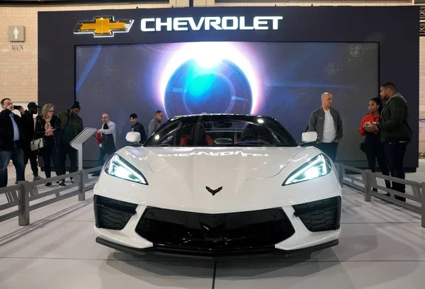 Филадельфия, Пенсильвания, США - 9 февраля 2020 - Белый цвет нового 2021 Chevy Corvette Stingray Convertible — стоковое фото