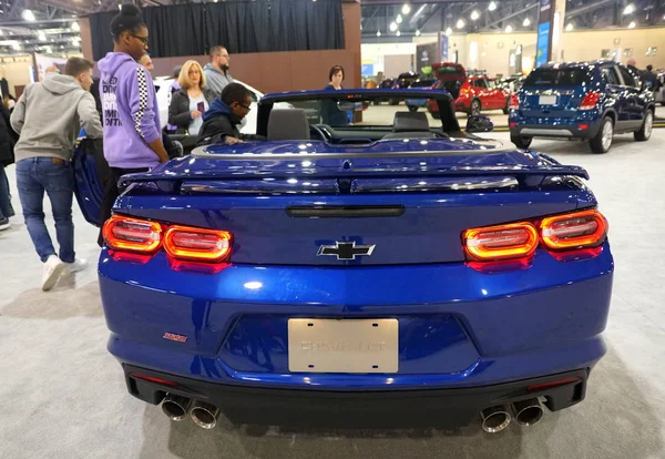 Filadelfia, Pensylwania, USA - 9 lutego 2020 - Widok z tyłu zupełnie nowego kabrioletu Chevy Camaro 2020 w kolorze niebieskim metalicznym — Zdjęcie stockowe
