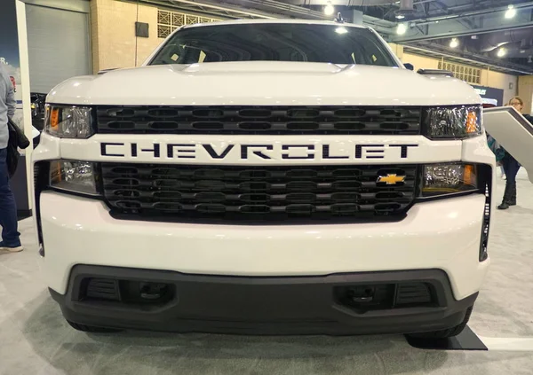 Philadelphia, Pennsylvania, ABD - 9 Şubat 2020 Yepyeni 2020 Chevy Silverado 1500 4wd beyaz renkli kamyonun ön görüntüsü