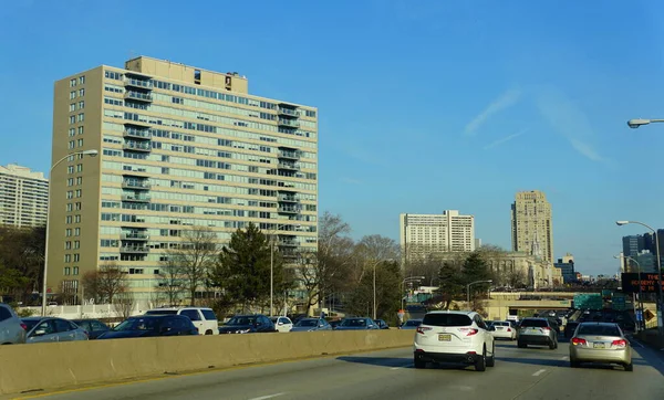 Філадельфія, Пенсільванія, США - 9 лютого 2020 р. - Погляд на рух автотранспорту на Інтерстейті 676 Схід і 30 Схід у місто протягом дня. — стокове фото