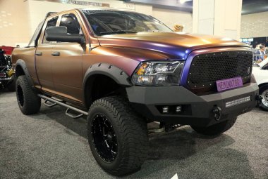 Philadelphia, Pennsylvania, ABD - 9 Şubat 2020 - 2013 Dodge Ram 1500 kahverengi morumsu
