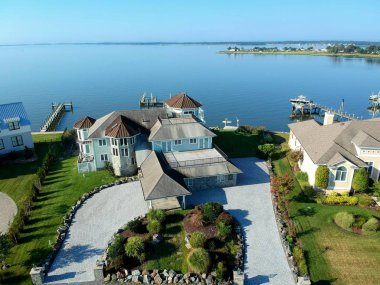 Rehoboth Beach, Delaware, ABD - 5 Temmuz 2019 Körfez kıyısındaki lüks deniz manzaralı evler