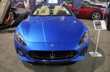Philadelphia, Pennsylvania, ABD - 9 Şubat 2020 Maserati Grancabrio Mc 'nin mavi metalik rengi.