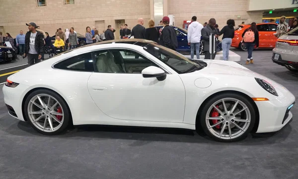 Philadelphie, Pennsylvanie, États-Unis - 9 février 2020 - La vue de côté de la Porsche 911 Carrera 4S 2020 blanche — Photo