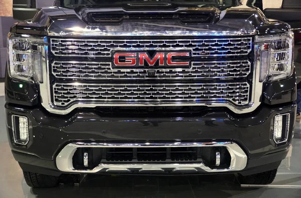 Filadélfia, Pensilvânia, EUA - 9 de fevereiro de 2020 - Fechar a grelha frontal da cor preta de 2020 GMC Sierra 3500 Denali 4WD — Fotografia de Stock