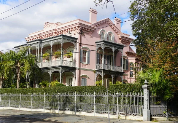 New Orleans, Louisiana, ABD - 8 Şubat 2020 - Garden District yakınlarında güzel pembe bir malikane