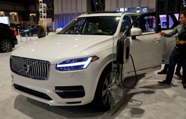 Philadelphia, Pennsylvania, U.S.A - 9 Şubat 2020 - 2020 Volvo XC90 eklentili beyaz renkli elektrikli SUV