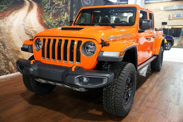 Philadelphia, Pennsylvania, ABD - 9 Şubat 2020 - 2020 model Gladyatör Rubicon 4X4 'ün yan görüntüsü