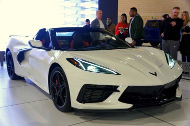 Philadelphia, Pennsylvania, ABD - 9 Şubat 2020 Yepyeni Chevy Corvette Stingray Convertible 'in beyaz rengi
