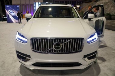 Philadelphia, Pennsylvania, U.S.A - 9 Şubat 2020 - 2020 Volvo XC90 eklentili hibrid elektrikli jipin ön görüntüsü