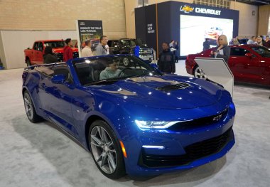 Philadelphia, Pennsylvania, ABD - 9 Şubat 2020 Yepyeni Chevy Camaro Üstü açık mavi metalik renkli