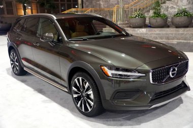 Philadelphia, Pennsylvania, ABD - 9 Şubat 2020 Volvo V60 Cross Country SUv 'un yan görüntüsü