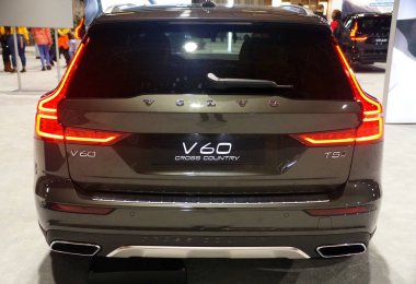 Philadelphia, Pennsylvania, ABD - 9 Şubat 2020 Volvo V60 Cross Country Cip 'in arka görüntüsü