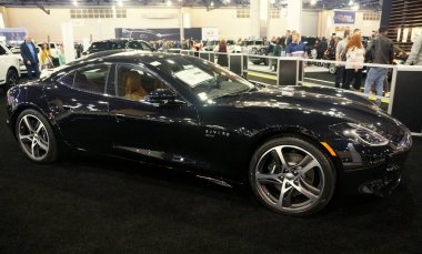 Philadelphia, Pennsylvania, ABD - 9 Şubat 2020 - 2020 Karma Revero Gt geniş menzilli elektrikli aracın yan görüntüsü
