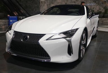 Philadelphia, Pennsylvania, ABD - 9 Şubat 2020 Üstü açılabilir 2020 Lexus Lc500 beyaz renginin ön görüntüsü
