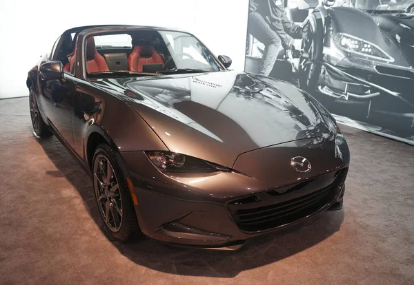 Philadelphia, Pennsylvania, ABD - 9 Şubat 2020 - Gri metalik 2020 Mazda Miata Mx-5 Grand Touring Rf