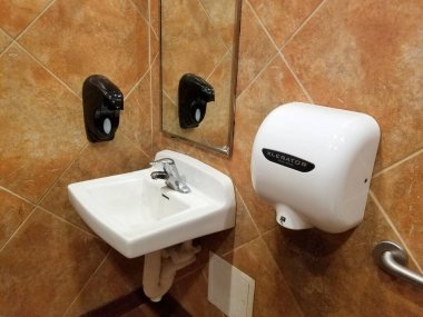 Wilmington, Delaware, ABD - 2 Mart 2020 Beyaz lavabolu ve dokunmaz el kurutuculu temiz bir tuvalet