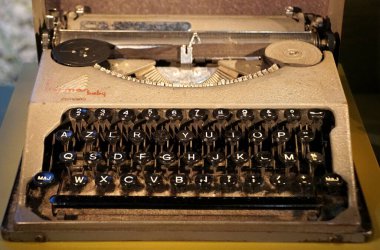 New Orleans, Louisiana, ABD - 4 Şubat 2020 - 2. Dünya Savaşı sırasında kullanılan Alman Hermes daktilosuna yakın çekim