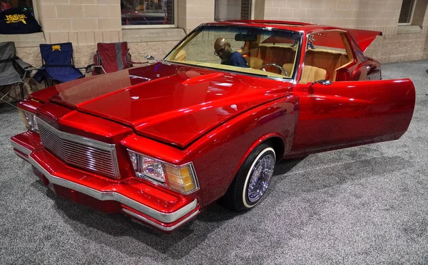 펜실베이니아주 필라델피아 2020 1979 비몬테 카를로 골동품 자동차의 붉은색 — 스톡 사진