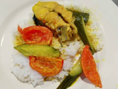 İspanyol uskumrulu baharatlı sarı köri ve beyaz pirinçli domates.