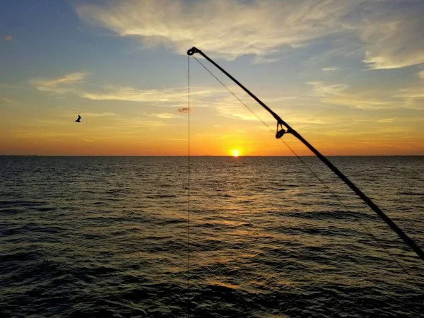 Belo Pôr Sol Através Uma Vara Pesca Perto Cais Pesca — Fotografia de Stock