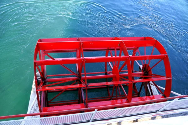 Una Rueda Paleta Roja Brillante Barco Lago — Foto de Stock