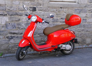Montreal, Kanada - 27 Ekim 2019 - Sokağa park etmiş parlak kırmızı bir Vespa scooter
