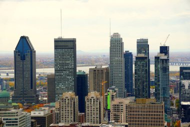 Montreal, Kanada - 25 Ekim 2019 - Royal Dağı 'nın tepesinden şehrin gökdelenlerinin manzarası
