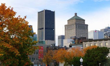 Montreal, Kanada - 28 Ekim 2019 - Sonbahar yeşilliklerinin çarpıcı renkleriyle çevrili binaların manzarası