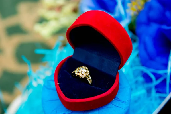 Ένα Διαμαντένιο Δαχτυλίδι Σχήμα Λουλουδιού Μέσα Μια Θήκη — Φωτογραφία Αρχείου