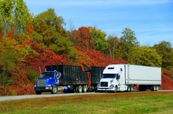 Ontario Kanada Oktober 2019 Två Stora Lastbilar Som Kör För — Stockfoto