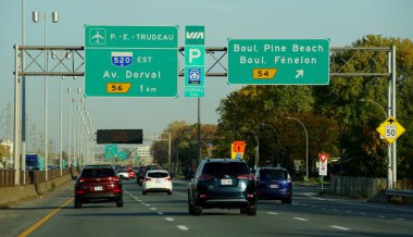 Montreal, Kanada - 28 Ekim 2019 - Havaalanı ve 520 no 'lu karayolu trafiğinin manzarası