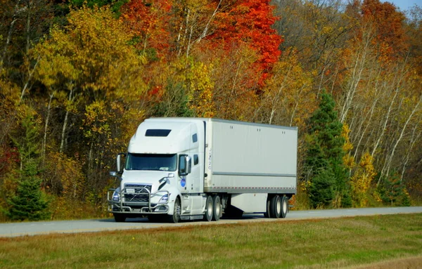 Ontario Kanada Oktober 2019 Stor Vit Lastbil Väg 401 Motorvägen — Stockfoto
