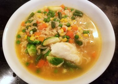 Yumurtalı baharatlı şehriye, karışık sebze ve Brüksel lahanası.