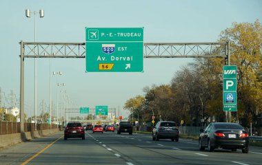 Montreal, Kanada - 28 Ekim 2019 - Havaalanı ve 520 no 'lu karayolu trafiğinin manzarası