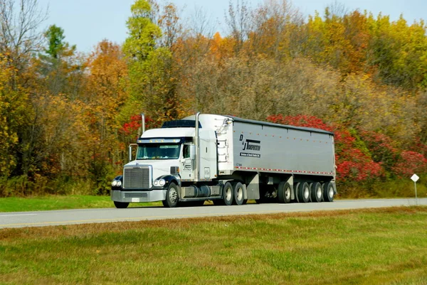 Ontario Kanada Oktober 2019 Vit Lastbil Väg 401 Motorväg Med — Stockfoto