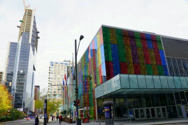 Montreal, Kanada - 27 Ekim 2019 - Renkli Palais des Congres binasının yakınındaki cadde manzarası