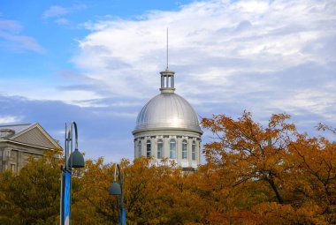 Eski Montreal, Kanada - 25 Ekim 2019 - Bonsecours Pazarı 'nın dış kubbesi sonbahar yeşilliklerinin çarpıcı renkleriyle çevrili